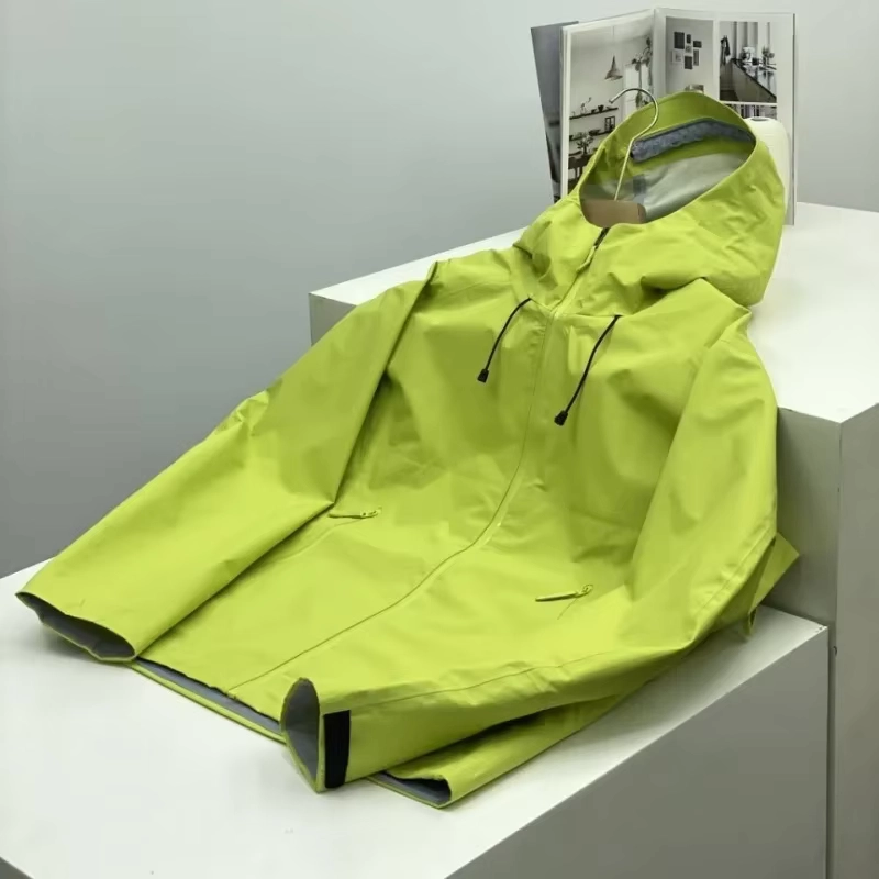 Men’s Windproof Soft Shell Ski Jacket with Hood, Pockets and Zipper Closure
